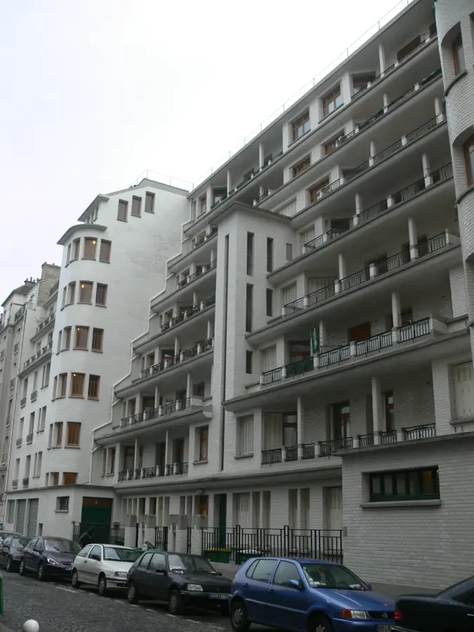 Rue des Amiraux : immeuble à gradins de Sauvage, revêtu de carreaux de grès blanc.