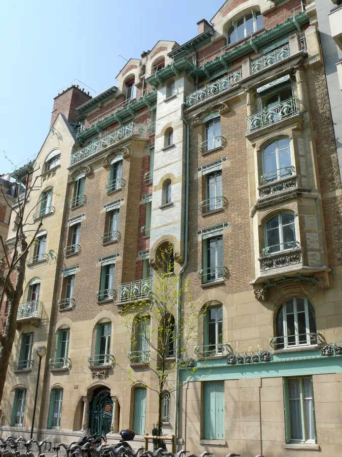 Castel Béranger : matériaux mêlés, ferronneries et décor végétal.