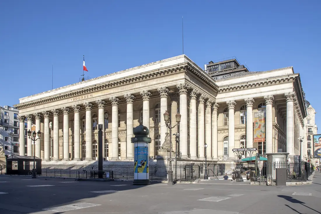 Palais Brongniart : péristyle corinthien sur les quatre faces.