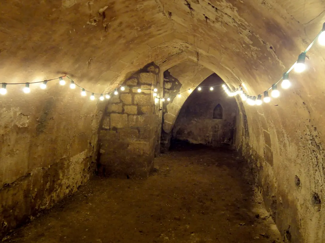 Cave voûtée en berceau de l'ancien château de Goussainville (Val-d'Oise).