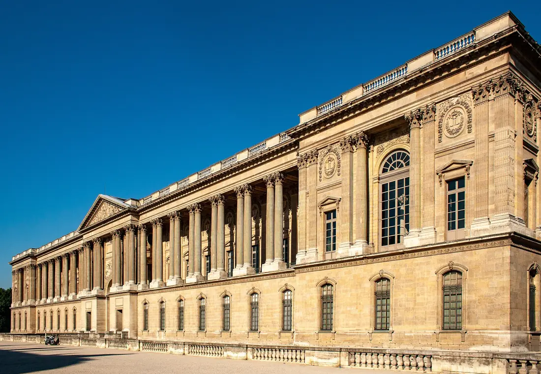 Colonnade du Louvre : colonnes jumelées et plates-bandes de pierre armée de fer.