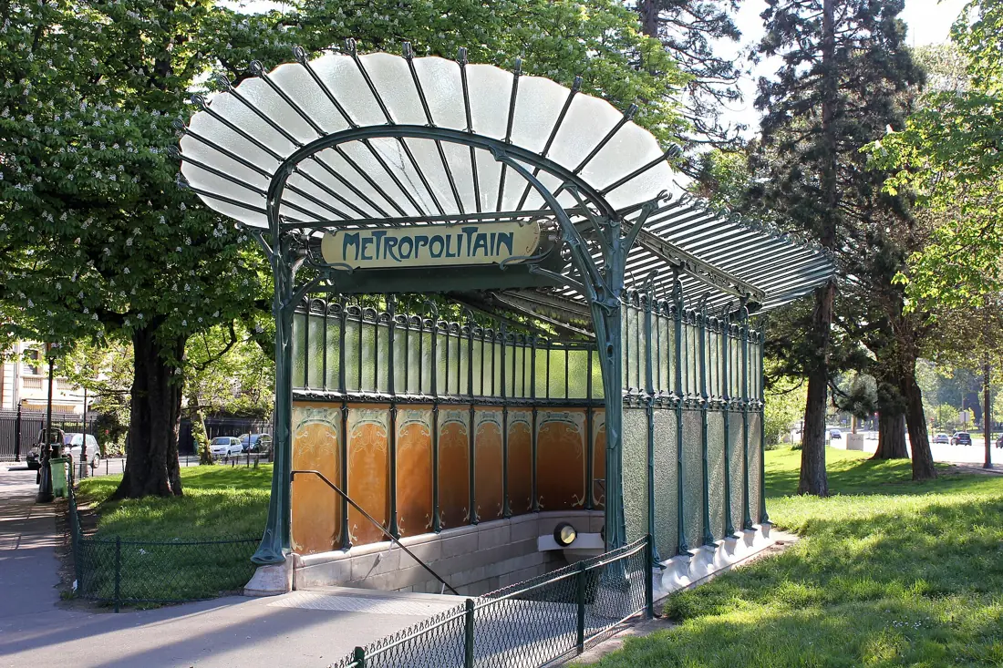 Entrée du métro Porte-Dauphine, l'une des deux « libellules » de Guimard encore en place.