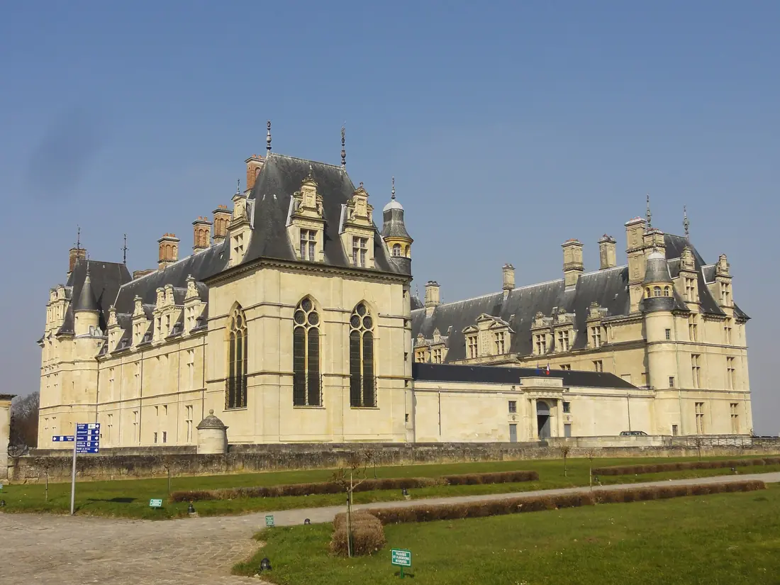 Château d'Écouen : pavillons d'angle, hauts combles et lucarnes sculptées.