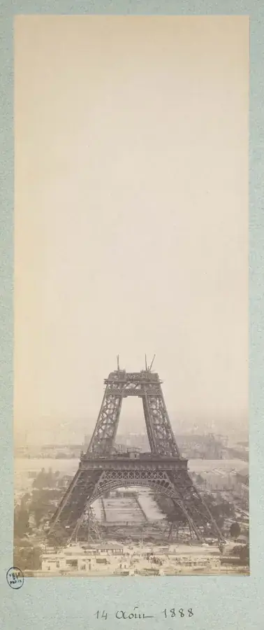 La tour Eiffel en chantier, 14 septembre 1888.
