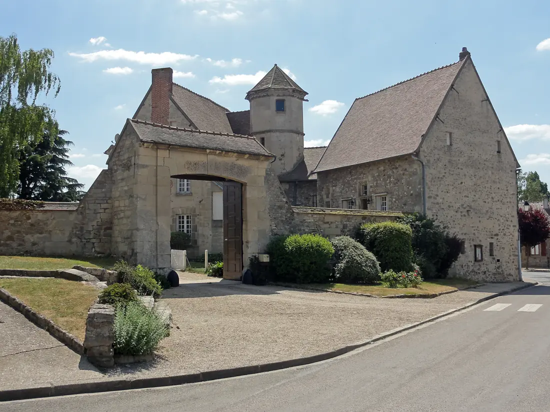 Ferme de l'Hôtel-Dieu au Bellay-en-Vexin (Val-d'Oise) : moellons calcaires, chaînes de pierre, tuiles plates.
