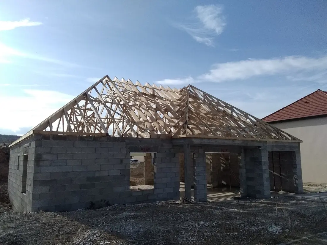 Maison en blocs de béton en cours de chantier.