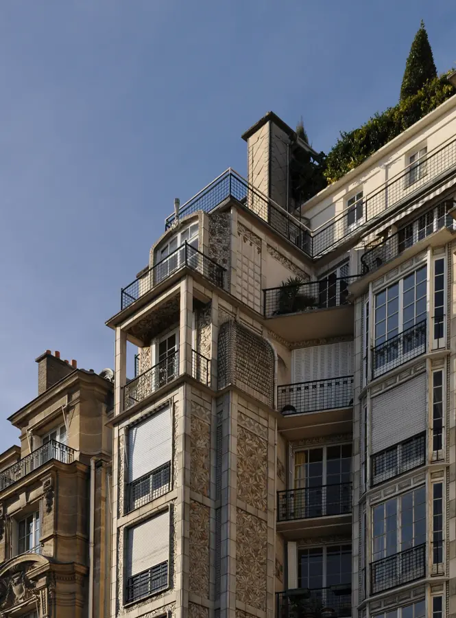 25 bis rue Franklin : l'ossature de béton dessinée en façade.