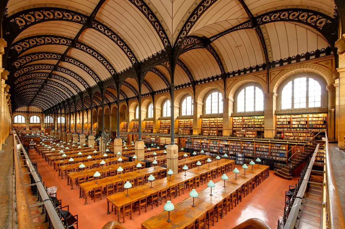 Bibliothèque Sainte-Geneviève : arcs et colonnes de fonte apparents.