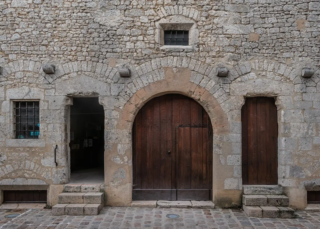Grange aux dîmes de Provins (Seine-et-Marne) : moellons et pierre de taille.