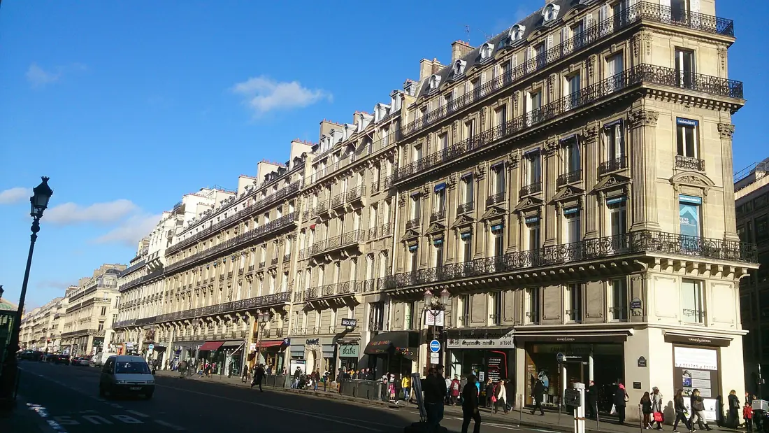 Avenue de l'Opéra : l'alignement, les balcons filants et les combles de zinc.