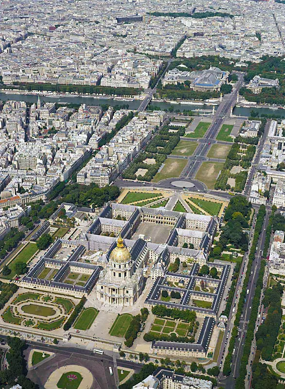 Les Invalides vus du ciel : cours, église et dôme.