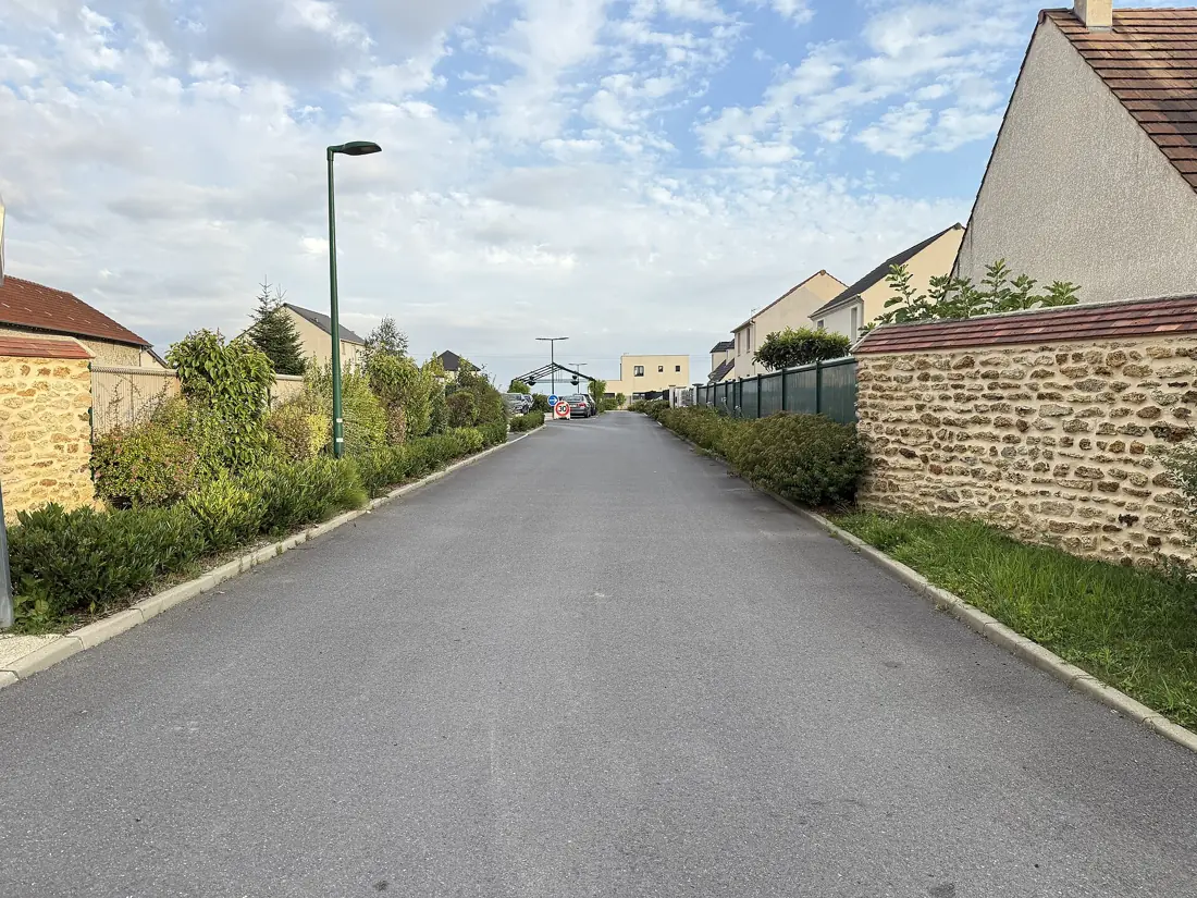Lotissement récent à Favières (Seine-et-Marne) : maisons enduites, tuiles mécaniques, voirie en impasse.