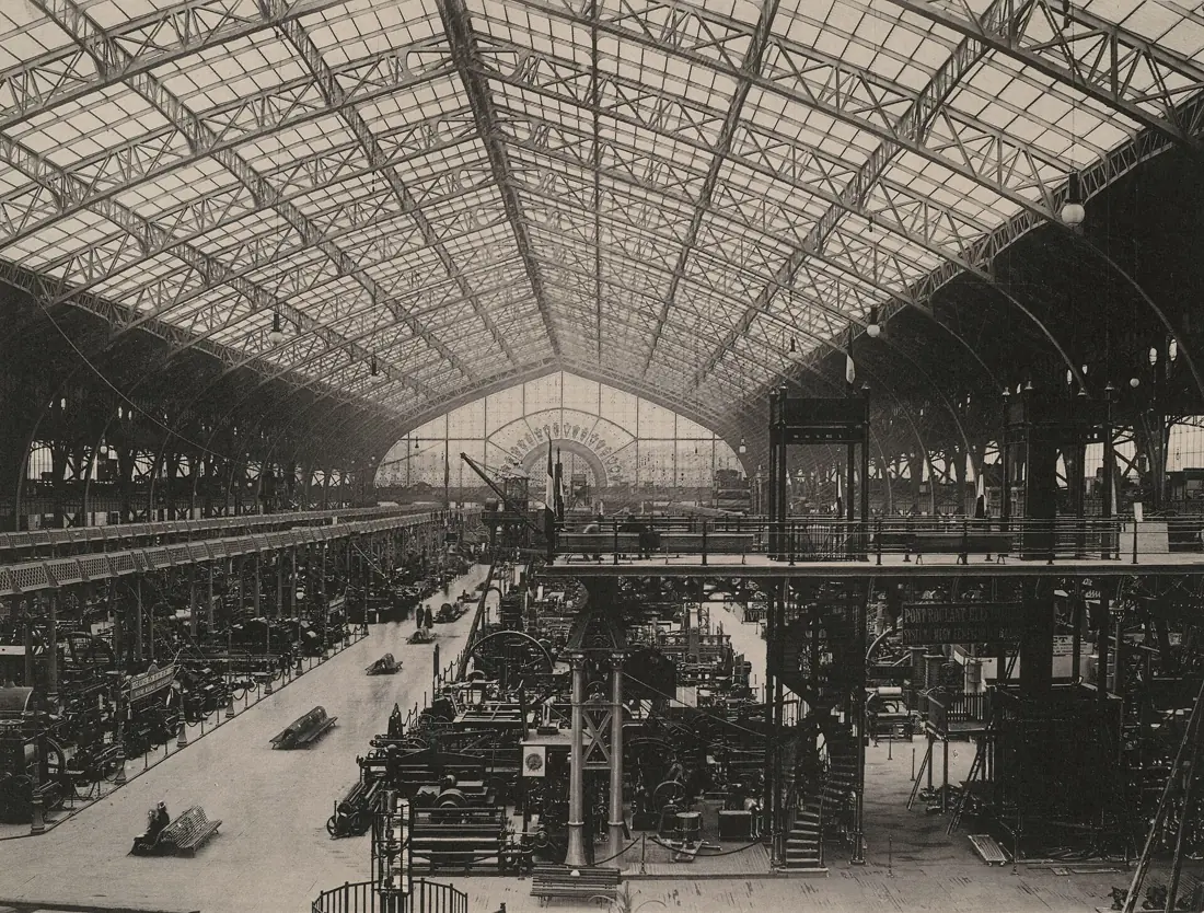 Galerie des machines, 1889 : des arcs d'acier à trois articulations de plus de 110 m de portée.