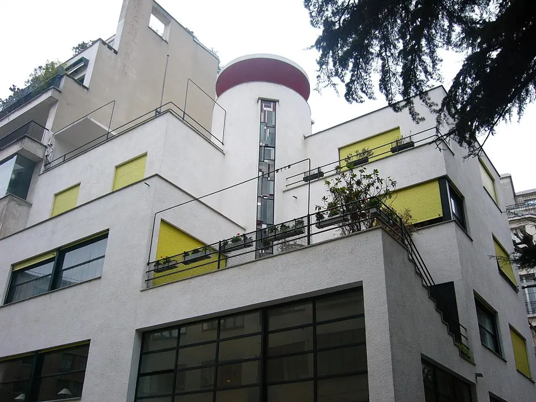 Rue Mallet-Stevens : volumes cubiques blancs, terrasses et fenêtres en bandeau.