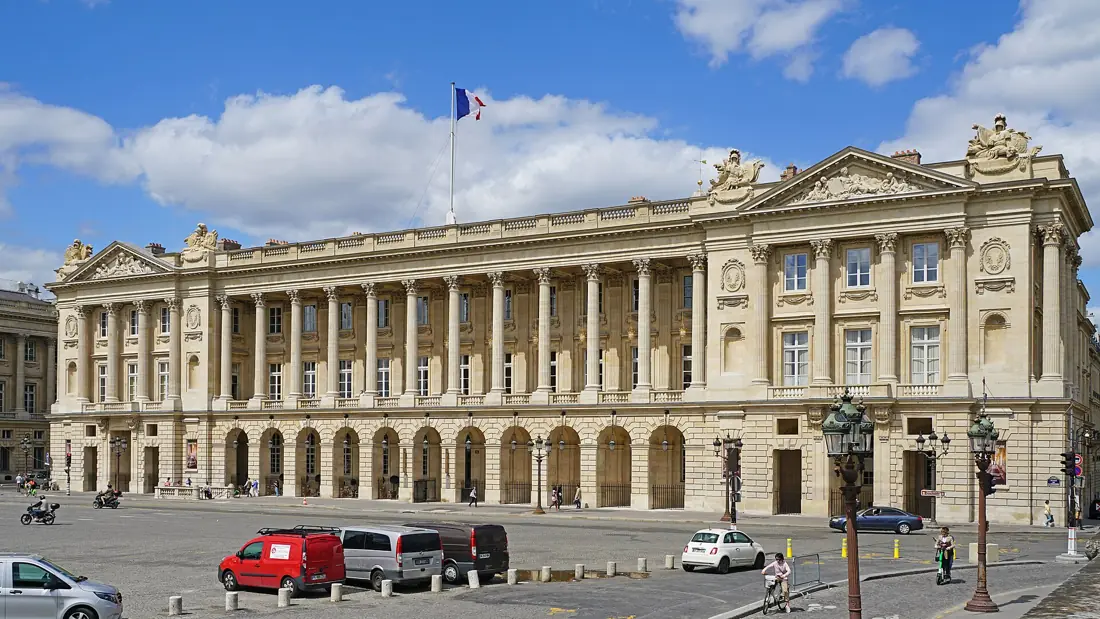 Hôtel de la Marine, place de la Concorde : colonnade sur un soubassement à arcades.