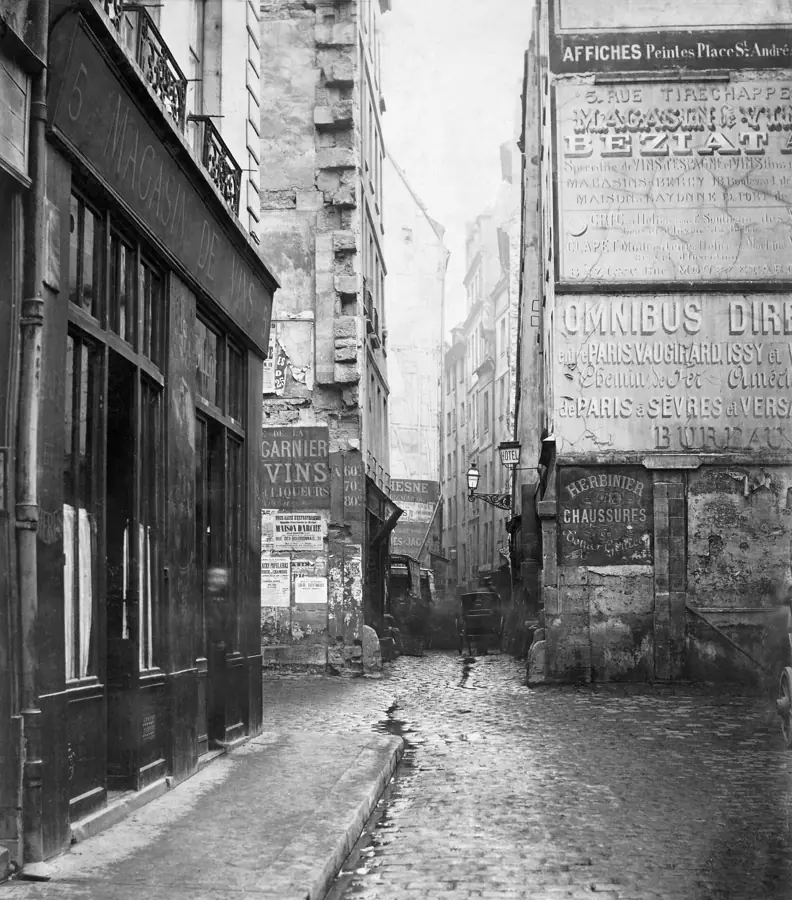 Avant les travaux : la rue Tirechape, près de la rue de Rivoli, par Charles Marville.