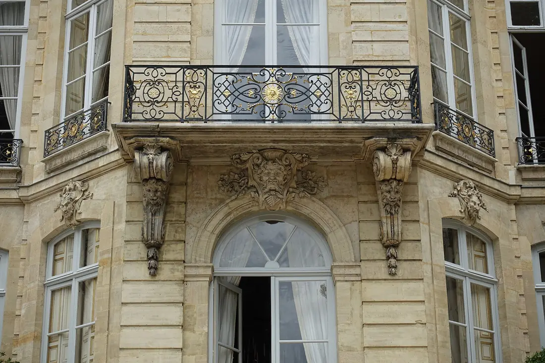 Hôtel Matignon, côté jardin : baie cintrée, agrafes, balcon galbé.