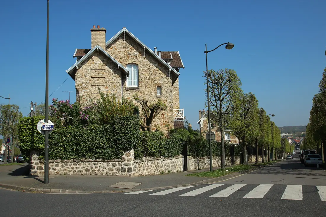 Villa en meulière au Chesnay : débords de toit, pignon, lucarne.