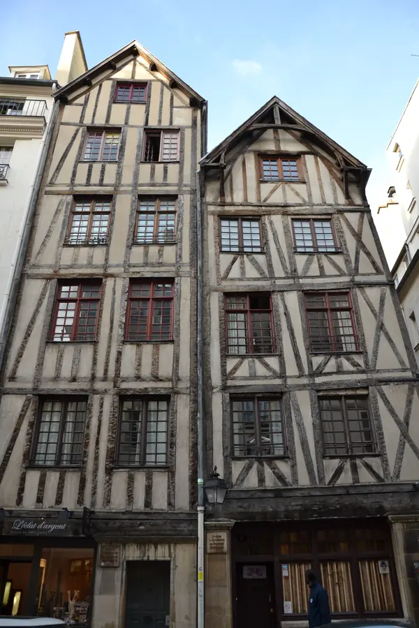 11-13 rue François-Miron : le pan de bois que la ville hérite du Moyen Âge, resté sous le plâtre jusqu'en 1967.