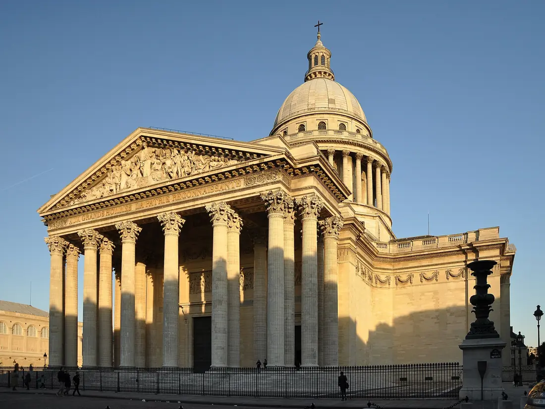 Le Panthéon : portique corinthien et dôme sur tambour.