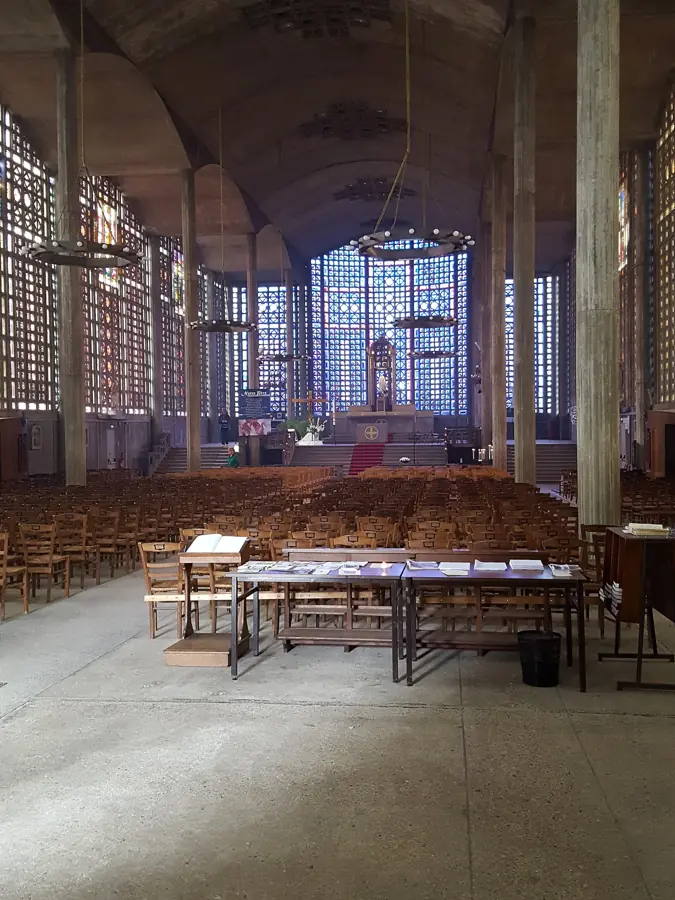 Notre-Dame du Raincy : poteaux minces et murs de claustras de béton et de verre.