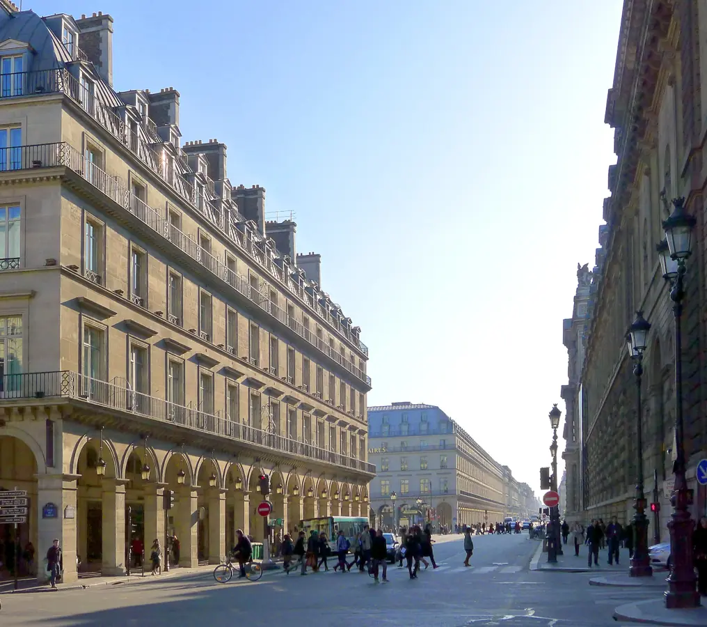 Rue de Rivoli : arcades et façades identiques imposées par le règlement de la rue.