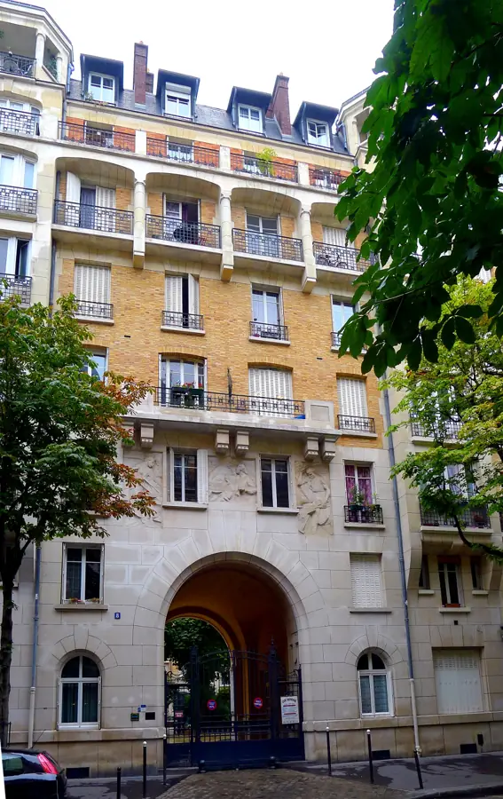 HBM de la Fondation Rothschild, rue de Prague (Paris 12e) : brique apparente.