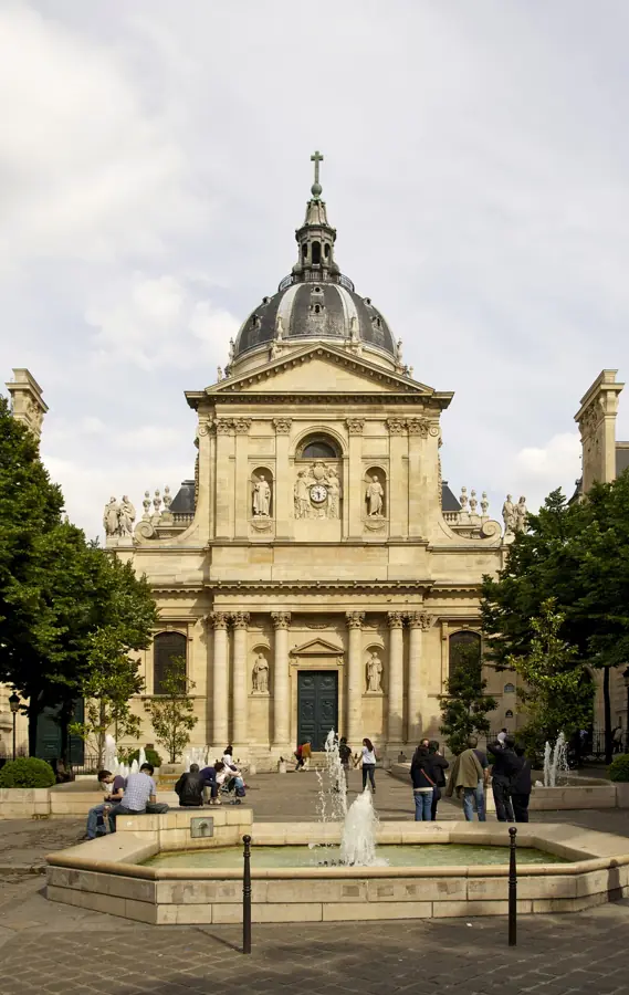 Chapelle de la Sorbonne : façade à deux ordres et premier grand dôme parisien.