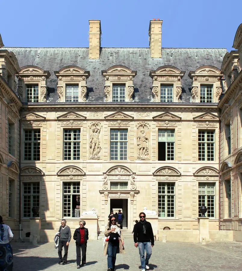 Hôtel de Sully, façade sur cour : pierre, hauts combles et lucarnes.