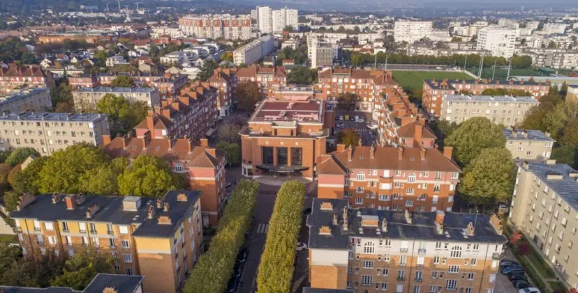 Cité-jardin de Suresnes vue du ciel : immeubles bas, rues plantées, jardins.