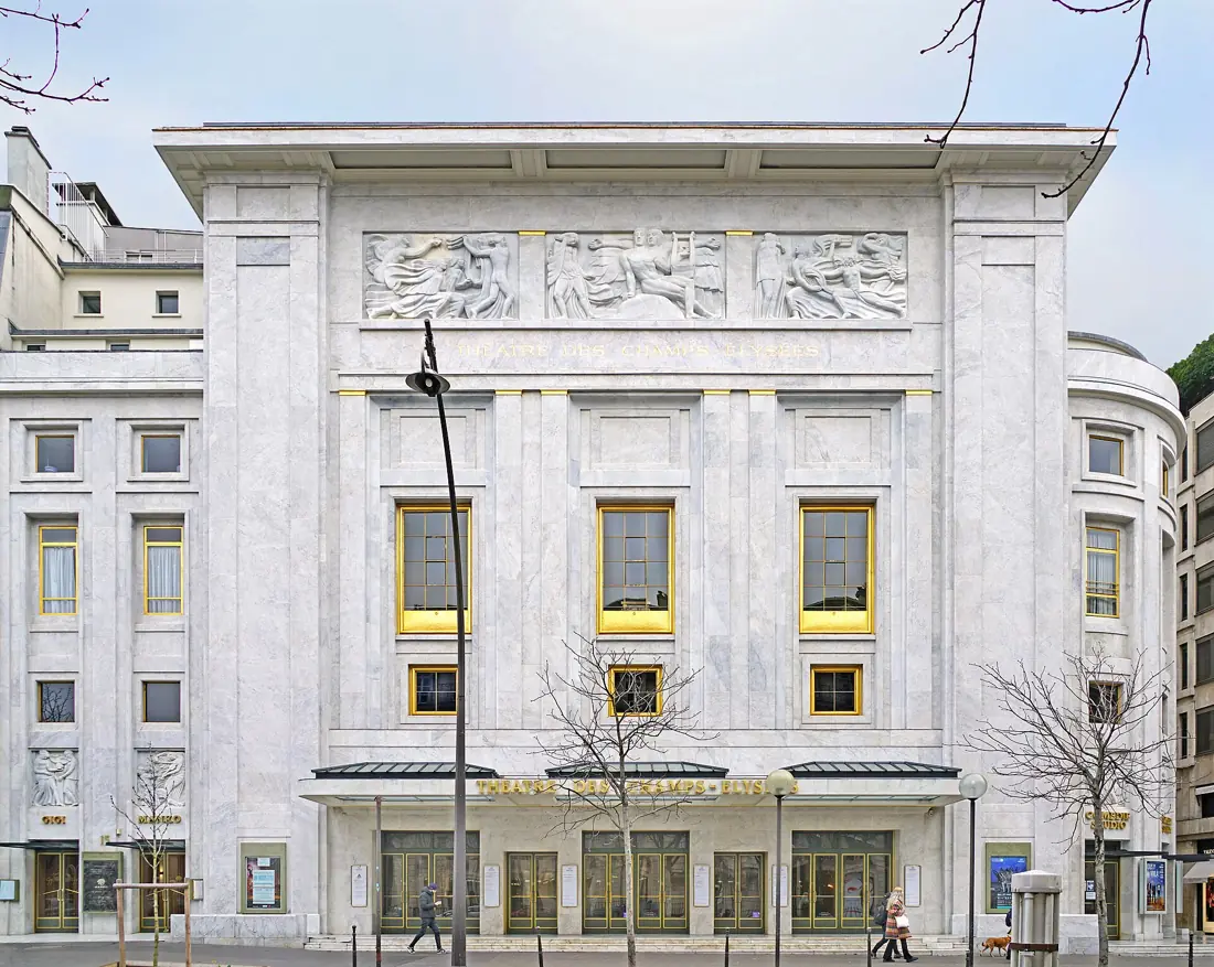Théâtre des Champs-Élysées : ossature de béton, parement de marbre, bas-reliefs de Bourdelle.