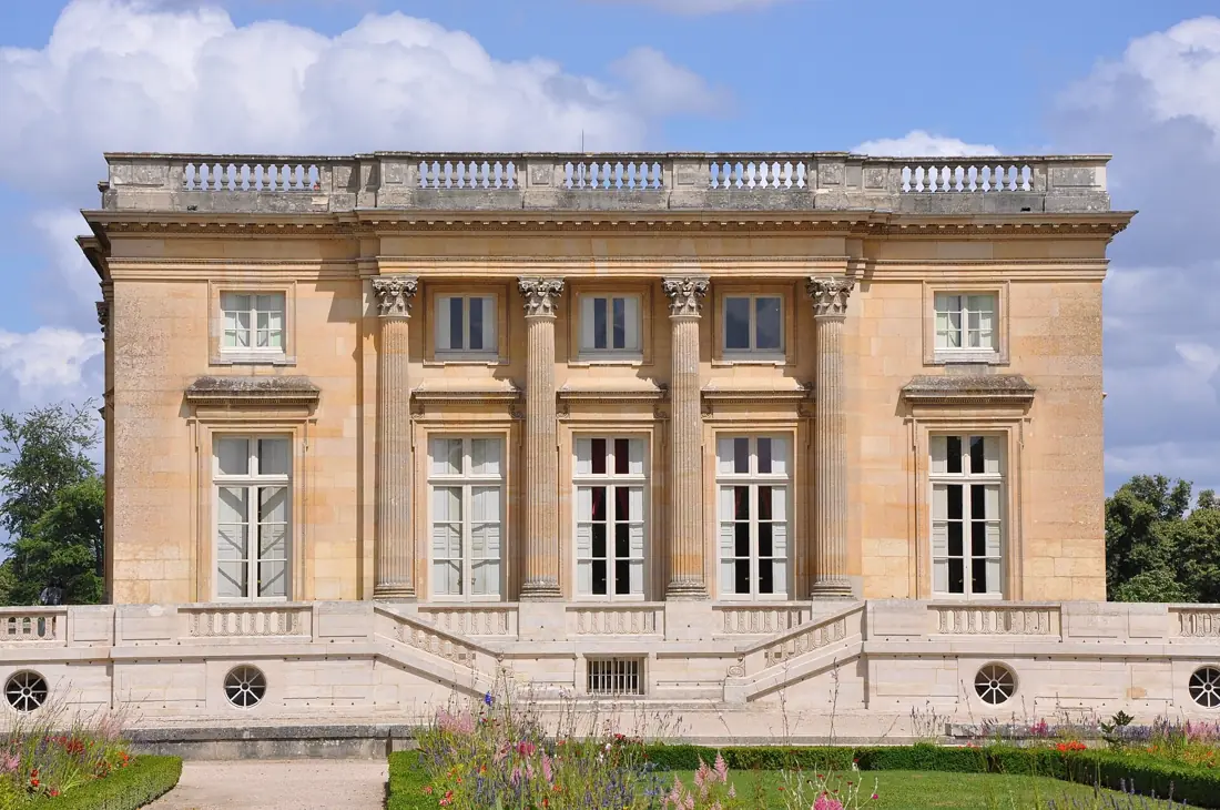 Petit Trianon : un cube, quatre façades, des colonnes engagées.