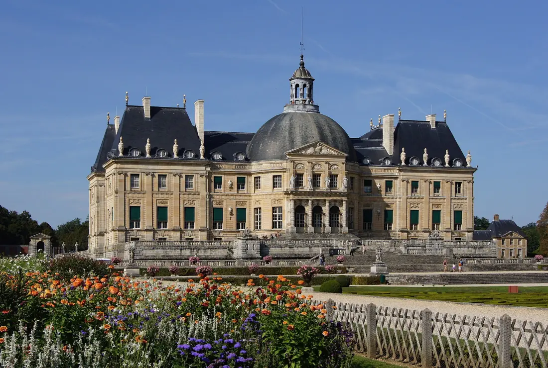 Vaux-le-Vicomte : le dôme central et les combles brisés de Le Vau.