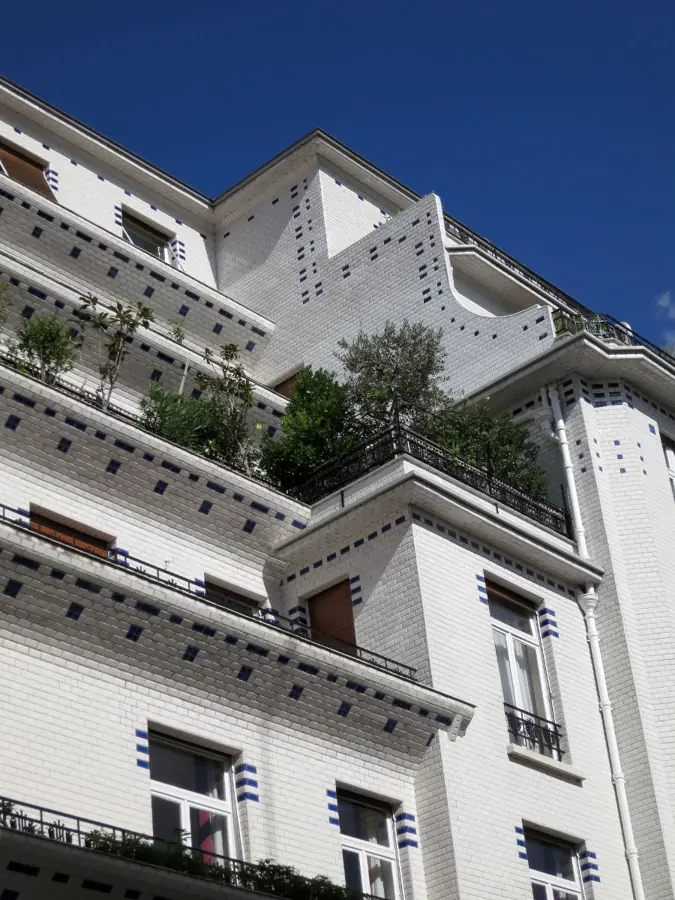 26 rue Vavin : gradins et terrasses plantées, revêtement de grès blanc.