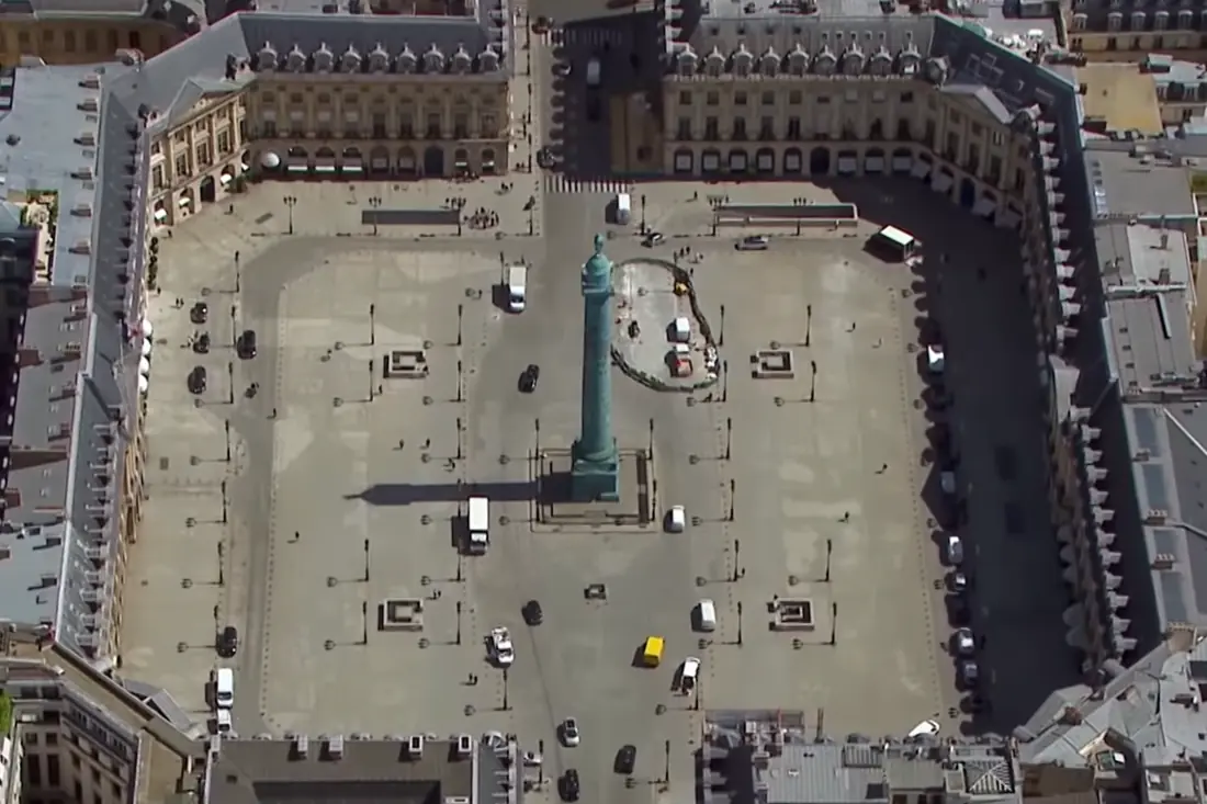 Place Vendôme : des façades dessinées d'abord, les maisons bâties ensuite derrière.