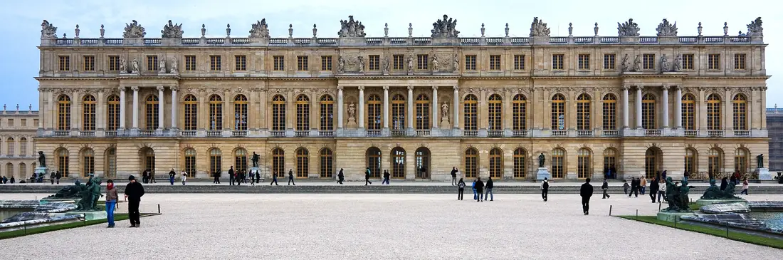 Versailles, façade sur les jardins : l'horizontale et la balustrade.