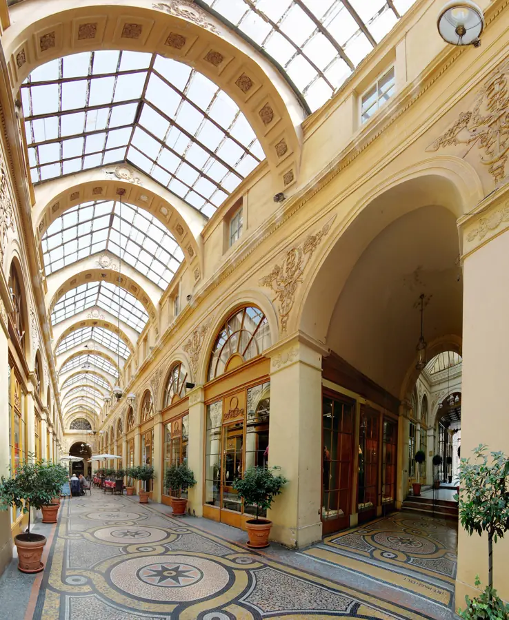 Galerie Vivienne : verrière, mosaïque et boutiques sous un même toit.