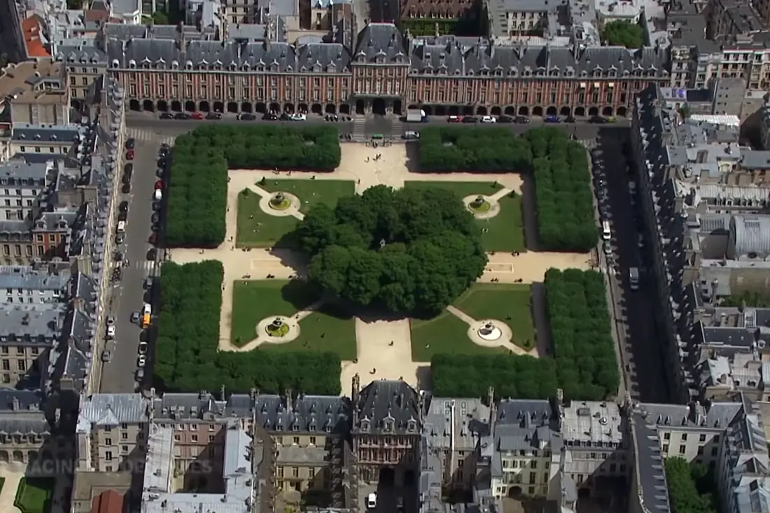 Place des Vosges : trente-six pavillons de brique et pierre sur arcades, autour d'un square.